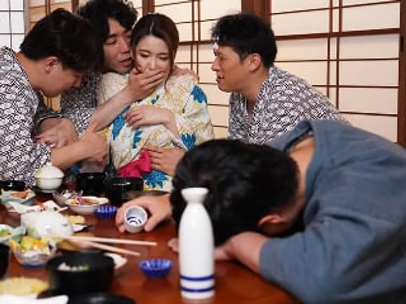 đưa vợ đi suối nước nóng, chồng yêu không biết vợ bị người khác xoạc sấp mặt