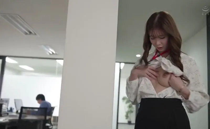 Bí ẩn đằng sau vẻ ngoài nghiêm nghị của cô nhân viên mà thực chất là "nữ thần dâm đãng"