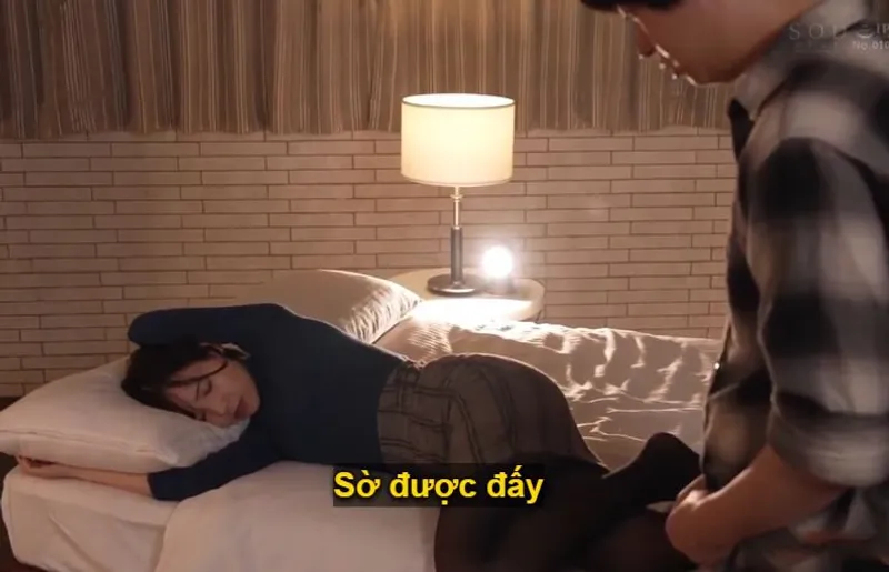 Một đêm mất ngủ với nữ phát thanh viên gây tiếng vang khi ở cùng phòng khách sạn